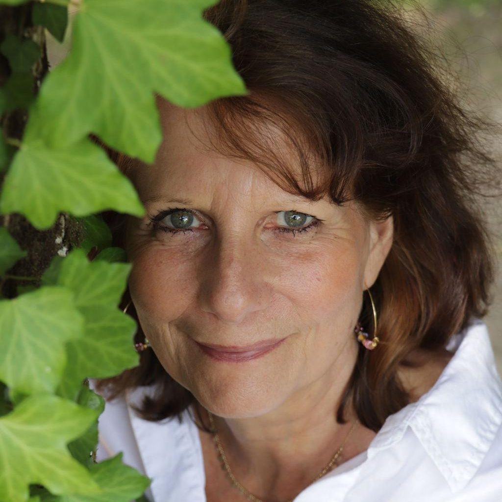 Portrait de Catherine Chauvin, Infirmière Diplomée et Hypnothérapeute Certifiée.